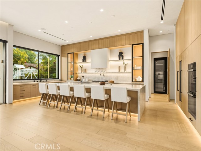 Detail Gallery Image 18 of 54 For 22924 Erwin St, Woodland Hills,  CA 91367 - 11 Beds | 9/2 Baths