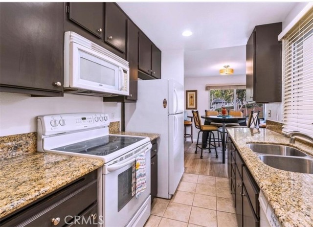 22152 Caminito Amor, Laguna Hills CA: https://media.crmls.org/medias/078f2f25-3238-477c-b82b-669a80330f17.jpg