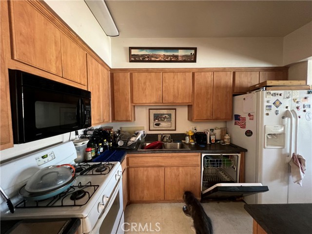 Detail Gallery Image 3 of 7 For 6323 Reseda Bld #5,  Tarzana,  CA 91335 - 2 Beds | 3 Baths