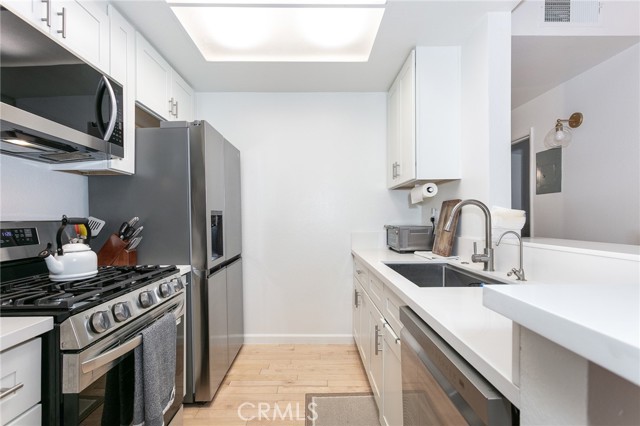 Detail Gallery Image 5 of 26 For 19350 Sherman #124,  Reseda,  CA 91335 - 1 Beds | 1 Baths