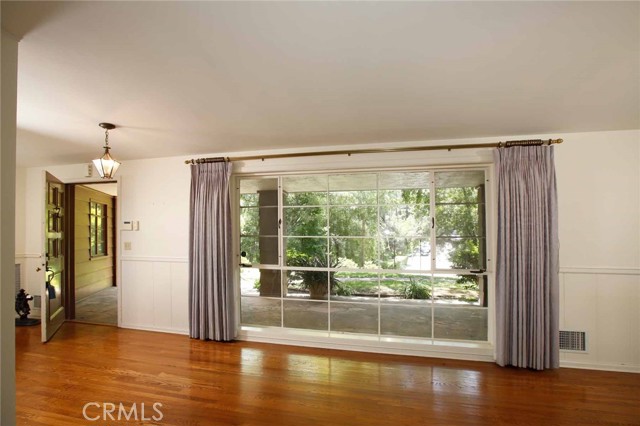 1075 Pine Oak Lane, Pasadena CA: https://media.crmls.org/medias/0793e856-6643-420f-b29d-b999cfe47af1.jpg
