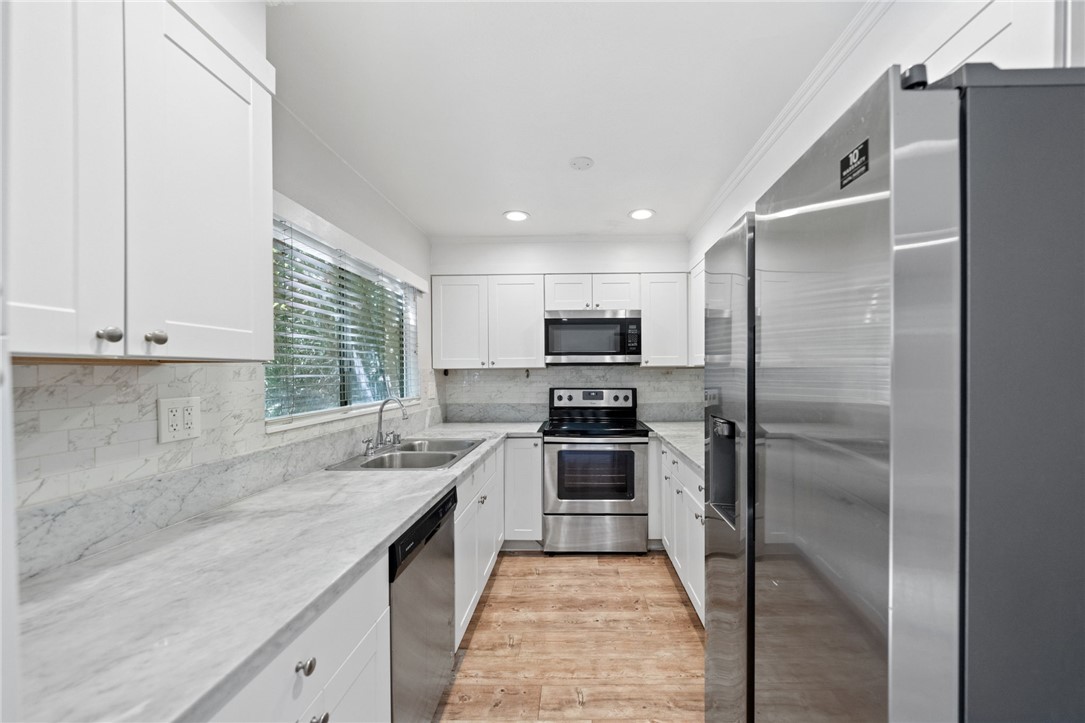 Detail Gallery Image 11 of 39 For 7321 Lennox Ave #F5,  Van Nuys,  CA 91405 - 2 Beds | 2/1 Baths