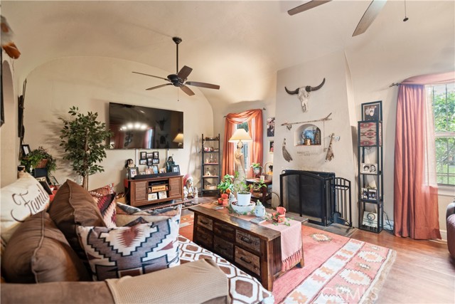 Detail Gallery Image 3 of 22 For 1762 N Lugo Ave, San Bernardino,  CA 92404 - 3 Beds | 2 Baths