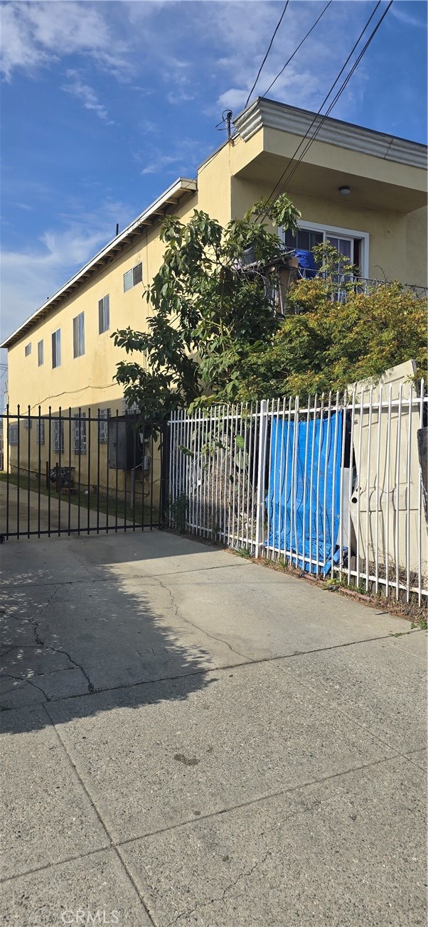 717 W 54th Street, Los Angeles CA: https://media.crmls.org/medias/079730dd-f151-4ade-a92d-5d55f96d2f7c.jpg