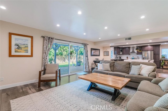 Detail Gallery Image 13 of 30 For 6321 Balcom Ave, Encino,  CA 91316 - 4 Beds | 2/1 Baths