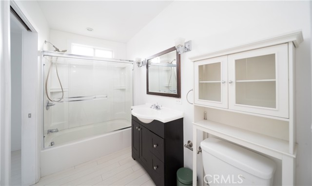 Detail Gallery Image 15 of 18 For 22149 Victory Bld, Woodland Hills,  CA 91303 - 3 Beds | 3 Baths