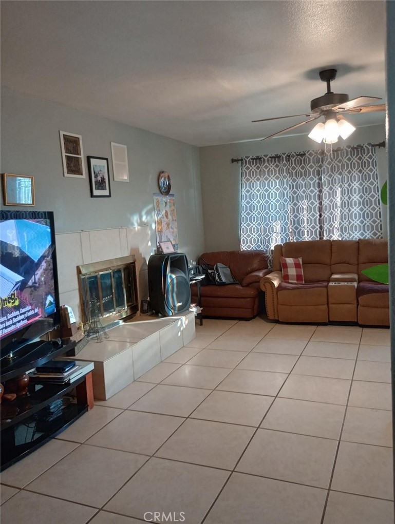 https://media.crmls.org/medias/07a2df36-05e6-403f-8354-0074109476ec.jpg?preset=X-Large