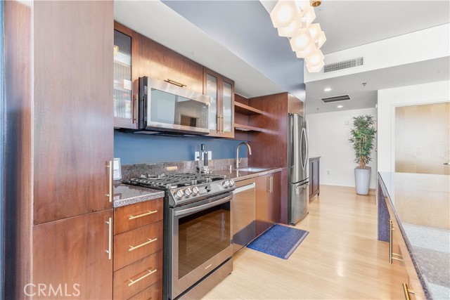 1111 S Grand Avenue, Los Angeles CA: https://media.crmls.org/medias/07a7b8b4-6f37-4ca0-a33f-9602eea4aaab.jpg