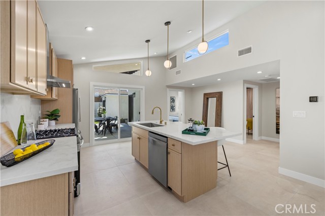 Detail Gallery Image 9 of 36 For 3923 Edenhurst Ave, Los Angeles,  CA 90039 - 4 Beds | 3 Baths
