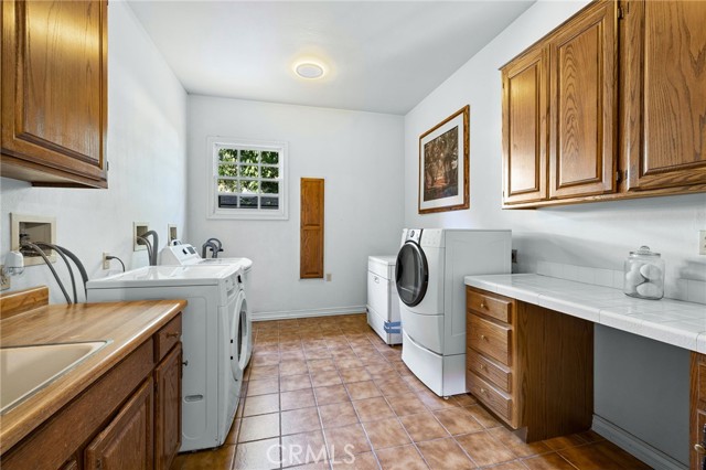 533 E Sierra Madre Avenue, Glendora CA: https://media.crmls.org/medias/07aa8bdd-579a-4de3-b38c-91b510a3df31.jpg