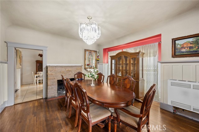 341 W 42nd St, Los Angeles CA: https://media.crmls.org/medias/07aae7a5-1eed-449c-b3a0-82b7ae4af7a7.jpg
