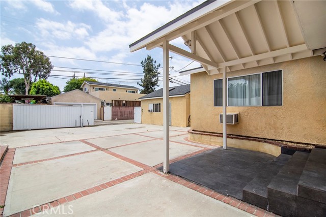 Detail Gallery Image 26 of 27 For 19324 Victory Bld, Reseda,  CA 91335 - 4 Beds | 3 Baths