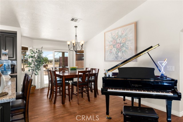 Detail Gallery Image 13 of 56 For 10779 Mills Rd, Apple Valley,  CA 92308 - 4 Beds | 3 Baths