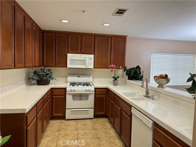 Detail Gallery Image 5 of 27 For 25886 Iris Ave #B,  Moreno Valley,  CA 92551 - 2 Beds | 2/1 Baths