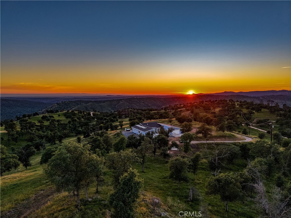 https://media.crmls.org/medias/07b6f886-544d-4ce7-be15-b46694de470d.jpg?preset=X-Large