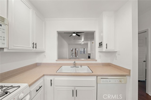 1145 Roswell Avenue, Long Beach CA: https://media.crmls.org/medias/07b7c2ee-97e9-4032-b2be-039bcd7e6a0b.jpg