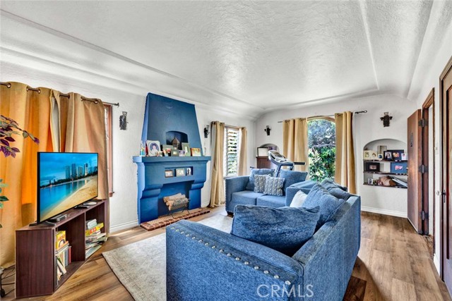 2184 Cedar Avenue, Long Beach CA: https://media.crmls.org/medias/07ba15d2-8828-4b80-acec-e0ced855b9d6.jpg