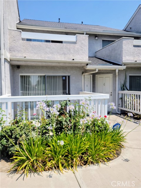 Detail Gallery Image 1 of 1 For 158 W Walnut Ave #B,  Rialto,  CA 92376 - 2 Beds | 2/1 Baths