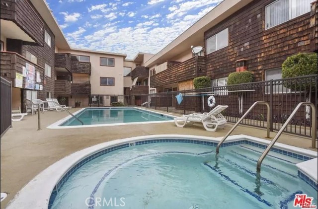 Image 20 of 28 For 5349 Newcastle Avenue 18
