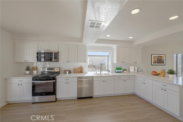 Detail Gallery Image 7 of 18 For 13383 Buena Vista Dr., Hesperia,  CA 92344 - 4 Beds | 2 Baths