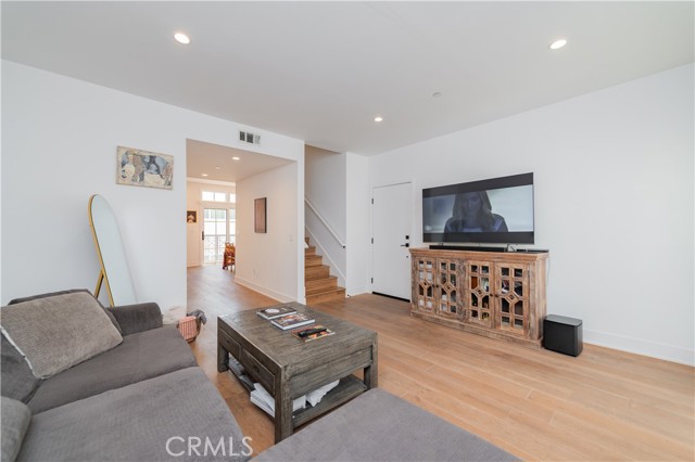 288 S Oakland Ave, Pasadena CA: https://media.crmls.org/medias/07be4ad4-645e-4797-b92e-b6d3f9a73c88.jpg