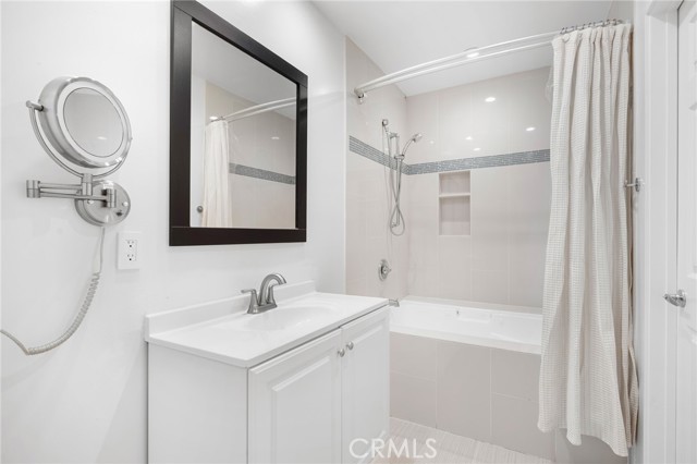 Detail Gallery Image 21 of 34 For 17429 Burbank Bld, Encino,  CA 91316 - 3 Beds | 2 Baths