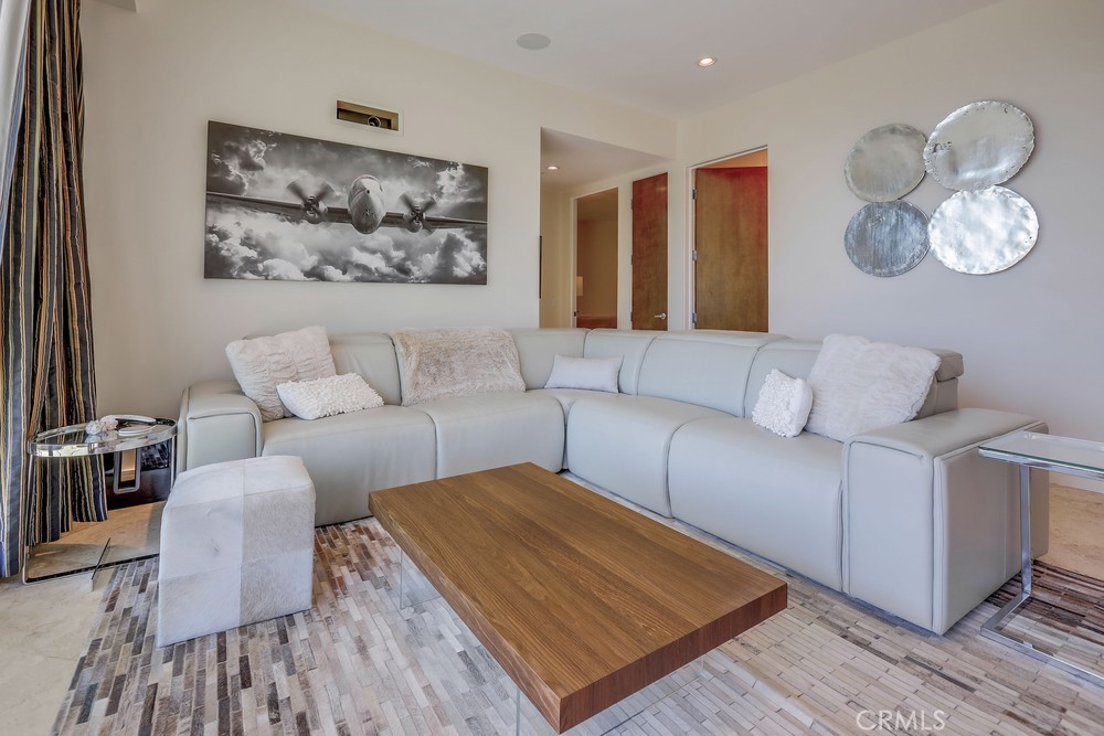 https://media.crmls.org/medias/07c097d1-c0d0-45b5-867d-c3a4bedcfc59.jpg?preset=X-Large