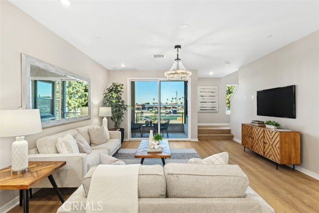 Detail Gallery Image 9 of 31 For 109 S Laxore St #303,  Anaheim,  CA 92804 - 4 Beds | 3/1 Baths