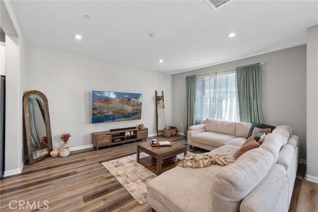 Detail Gallery Image 8 of 51 For 1704 Laurelwood, Oceanside,  CA 92056 - 3 Beds | 2/1 Baths