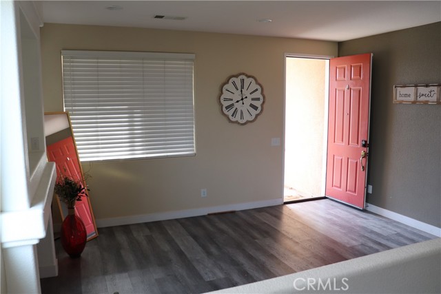 Detail Gallery Image 4 of 53 For 9375 Agave, Hesperia,  CA 92344 - 4 Beds | 2/1 Baths