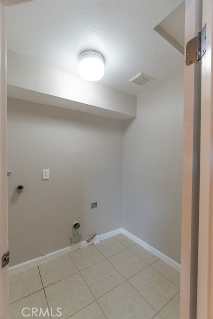 Detail Gallery Image 14 of 75 For 14064 Tioga, Oak Hills,  CA 92344 - 5 Beds | 2/1 Baths