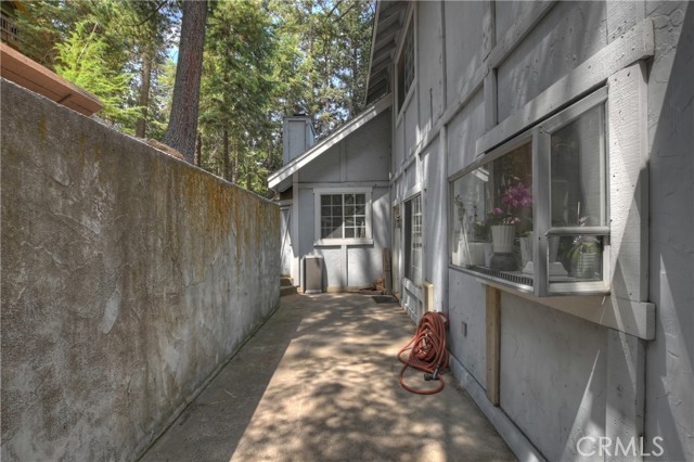 26746 Oakmont Drive, Lake Arrowhead CA: https://media.crmls.org/medias/07cb7a5c-87ad-4b38-8669-07accd67f9c2.jpg