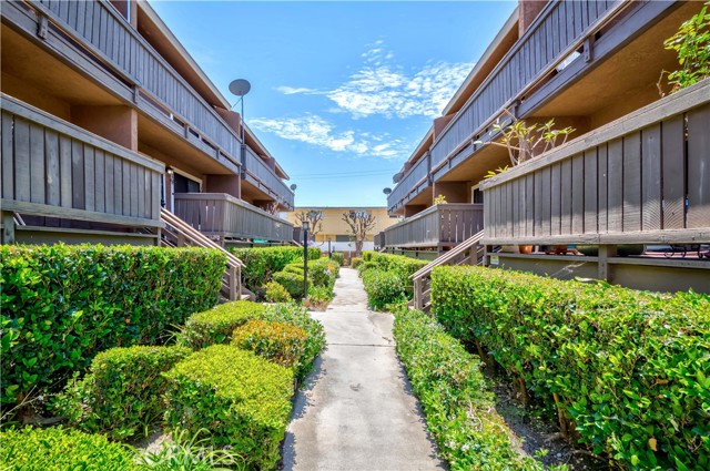 Detail Gallery Image 4 of 39 For 16414 Cornuta Ave #11,  Bellflower,  CA 90707 - 2 Beds | 2/1 Baths