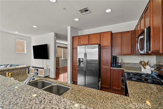 Detail Gallery Image 5 of 36 For 9703 Pine Orchard St, Arleta,  CA 91331 - 4 Beds | 3 Baths