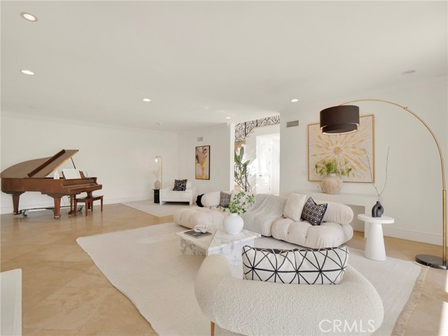 Detail Gallery Image 8 of 60 For 4862 Galendo St, Woodland Hills,  CA 91364 - 6 Beds | 6 Baths