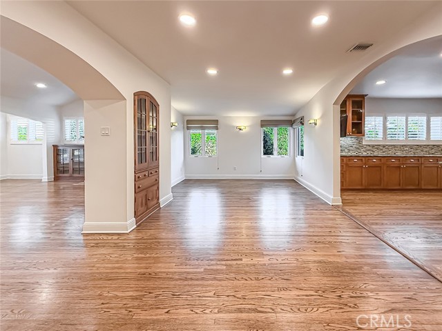 Detail Gallery Image 11 of 60 For 15452 Varden, Sherman Oaks,  CA 91403 - 4 Beds | 4 Baths