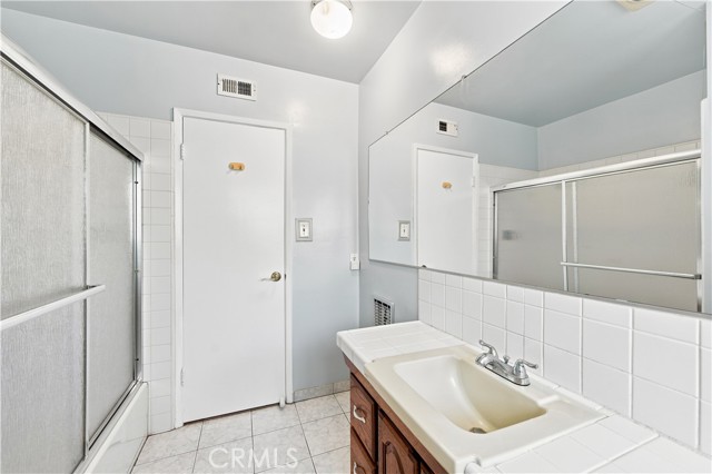 Hallway bathroom shower & tub Hallway bathroom shower & tub