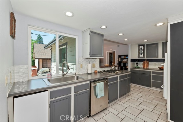 22989 Pine Lane, Crestline CA: https://media.crmls.org/medias/07d39b91-17dc-4520-9640-3b5dcc7fc4f4.jpg