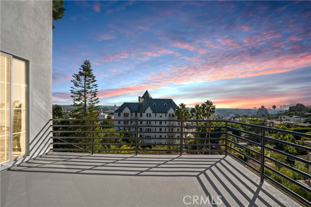 Detail Gallery Image 2 of 35 For 8246 Woodshill Trl, Los Angeles,  CA 90069 - 5 Beds | 5 Baths