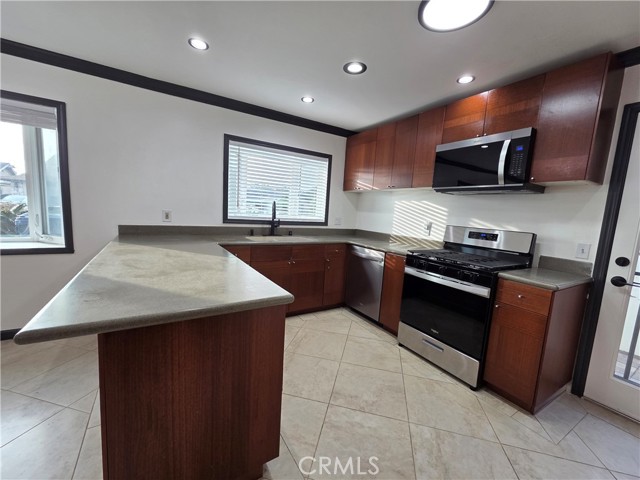 Detail Gallery Image 6 of 29 For 16732 Busby Ln, Huntington Beach,  CA 92647 - 4 Beds | 2 Baths