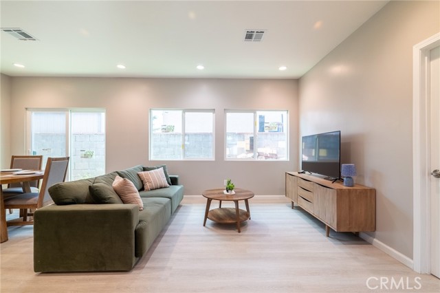 2451 Graydon Avenue, Monrovia CA: https://media.crmls.org/medias/07d9fe88-c4cd-49d4-8d83-61b70505e2cc.jpg