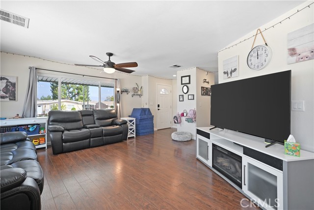 23011 Big Tee Drive, Canyon Lake CA: https://media.crmls.org/medias/07dcfbc8-b28c-4428-85e1-10ffdc18274a.jpg