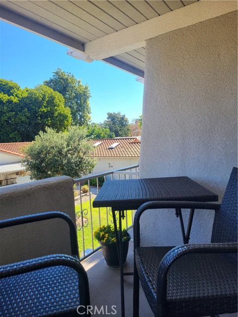 Detail Gallery Image 3 of 17 For 2022 via Mariposa East #C,  Laguna Woods,  CA 92637 - 2 Beds | 2 Baths