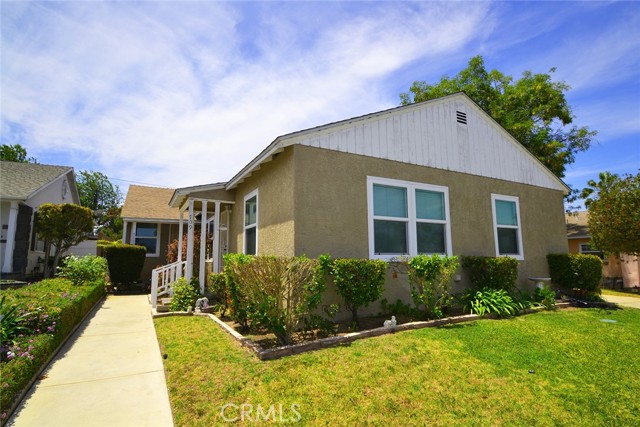 711 Pine Drive Torrance, California One of two units, this is the rear unit; This is a super clean 2 bedroom apartment, bright an airy with gleaming hardwood floors throughout, recessed lighting, ceiling fans & dual paned windows throughout. The immaculate kitchen features a newer stove & dishwasher, a stainless steel sink, and a convenient laundry area just off the kitchen: washer, dryer & fridge are included w/o warranty--tenants to maintain. This unit also features a large, completely enclosed backyard. This property is located on a nice residential street with no thru-traffic. Driveway & street parking only. A great area of Torrance, conveniently close to freeways, major shopping, restaurants & beaches.