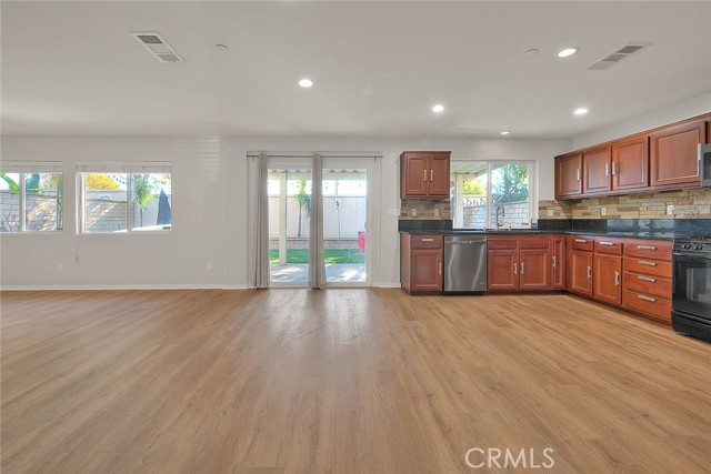 Detail Gallery Image 8 of 45 For 8043 Jamestown, Fontana,  CA 92336 - 3 Beds | 2/1 Baths