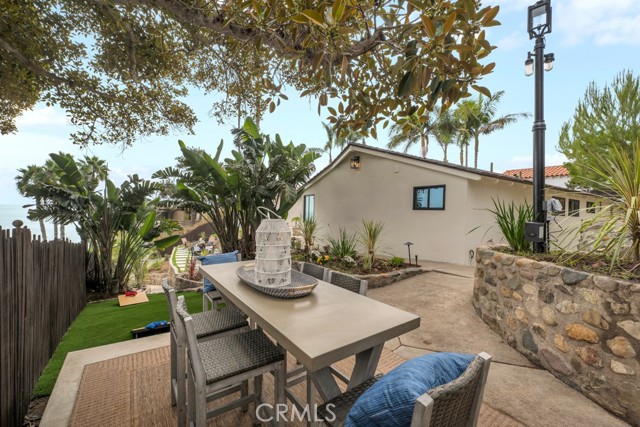 10 Camel Point, Laguna Beach CA: https://media.crmls.org/medias/07e58e2d-fdc0-4d4c-a148-da2257059363.jpg