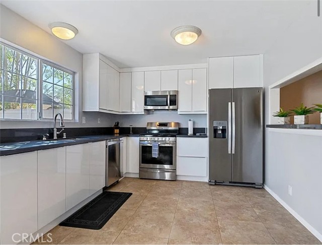 Detail Gallery Image 3 of 15 For 19110 Kittridge St, Reseda,  CA 91335 - 3 Beds | 1/1 Baths