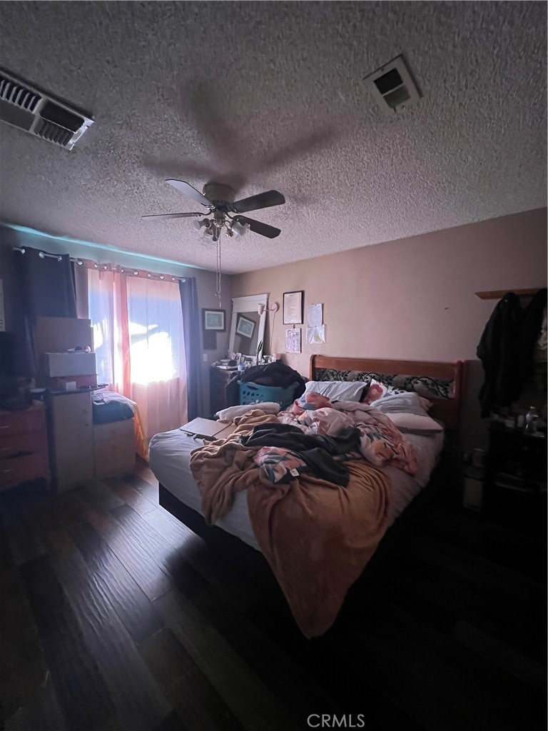 https://media.crmls.org/medias/07e90eac-5e10-4715-8513-d86cd5325d5d.jpg?preset=X-Large