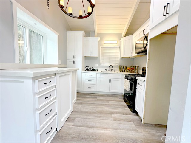 Detail Gallery Image 10 of 49 For 726 Golden, Lake Arrowhead,  CA 92352 - 4 Beds | 2 Baths