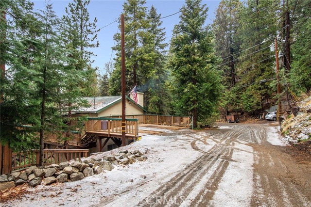 513 W Victoria Court, Lake Arrowhead CA: https://media.crmls.org/medias/07f083c4-1d7a-4302-af9d-c0770a6d19d3.jpg
